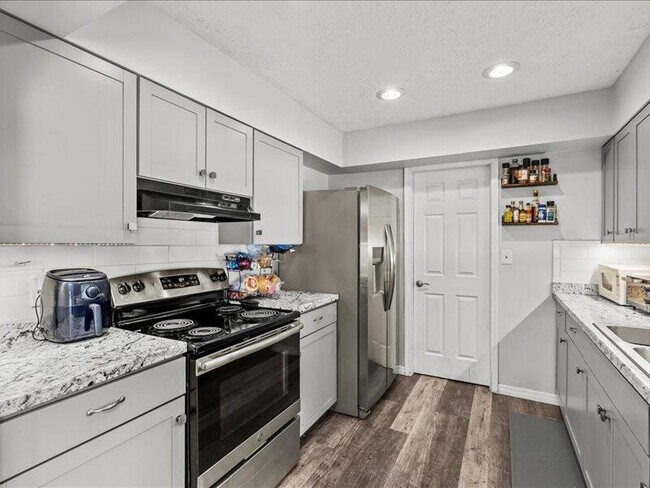 Building Photo - 1297 SE Floresta Dr