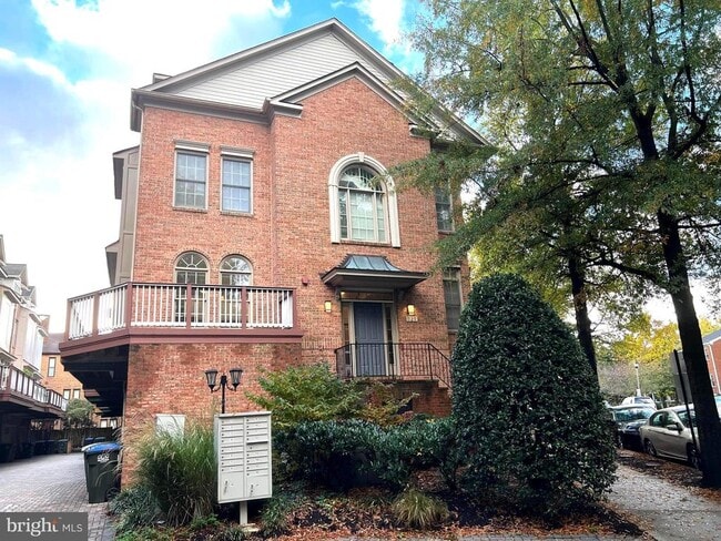 Building Photo - 729 N Vermont St