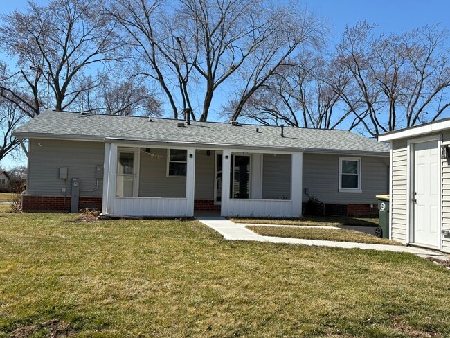 Building Photo - 935 Elmwood Ln