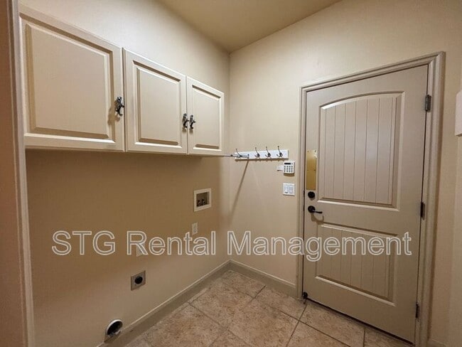 Building Photo - 530 S Coral Cv