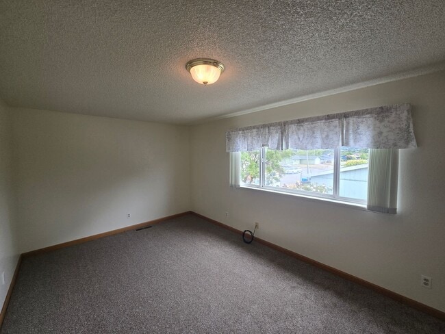 Building Photo - Spacious 3BD/2.5B Arcata home boasts farml...