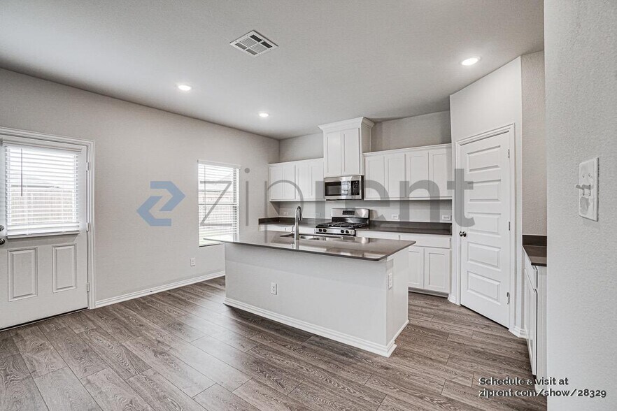 Building Photo - 520 Hickory Rdg Dr