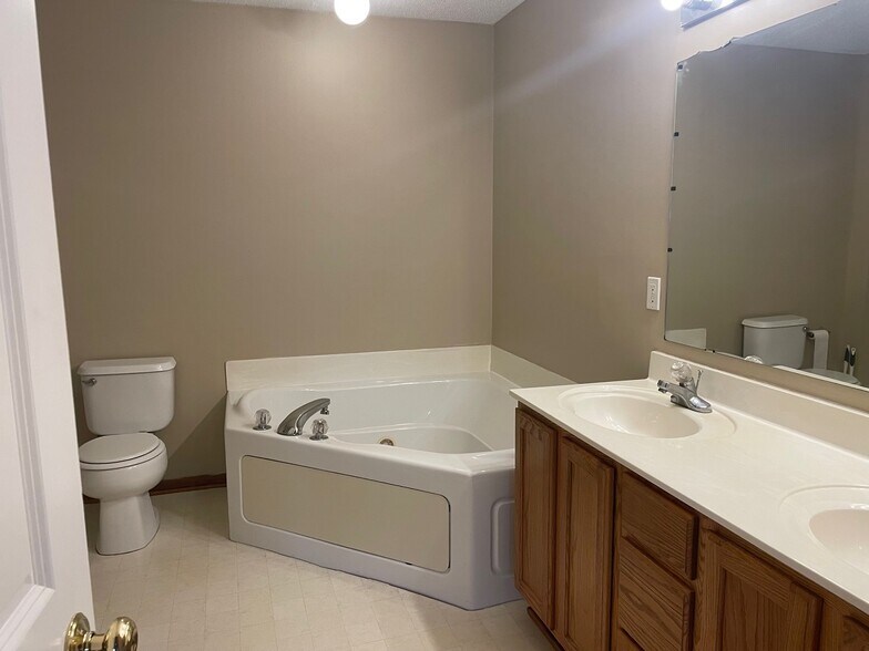 Building Photo - 17389 Glacier Way