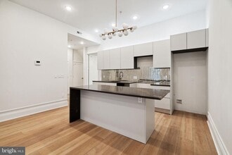 Building Photo - 1822 Chestnut St