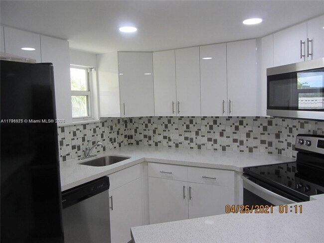 Building Photo - 8343 Lake Dr