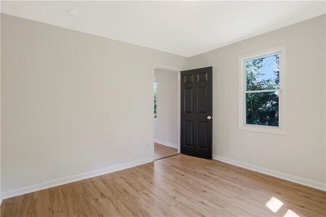 Building Photo - 551 Valley Hill Rd SE