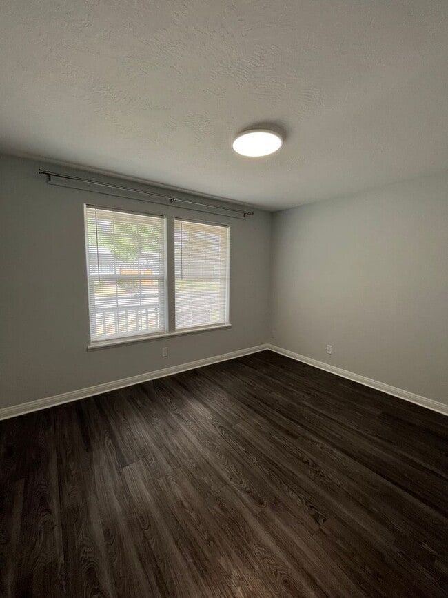 Building Photo - 2-Bedroom 1.5-Bathroom duplex