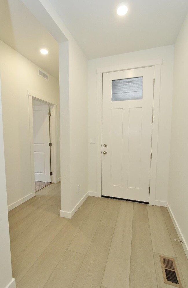 Building Photo - 11138 Overhang St