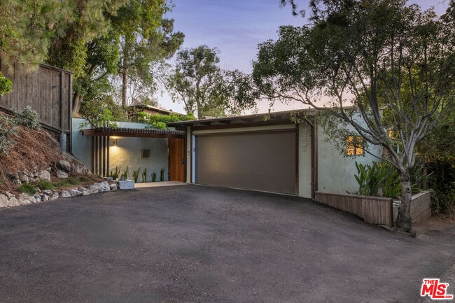 Building Photo - 2333 Hidalgo Ave