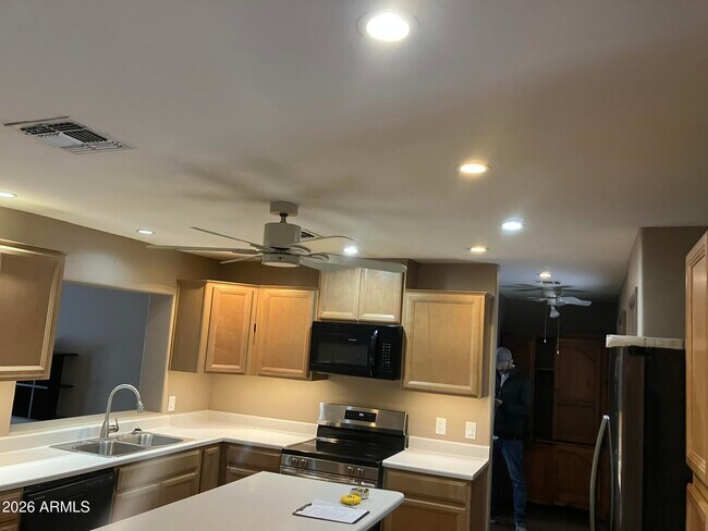 Building Photo - 7613 W Devonshire Ave