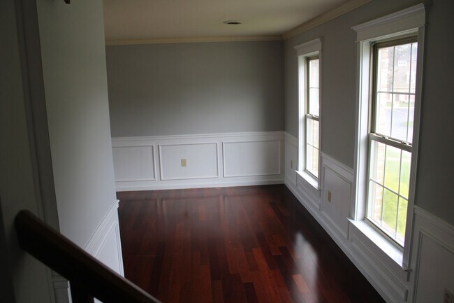 Building Photo - Town Home