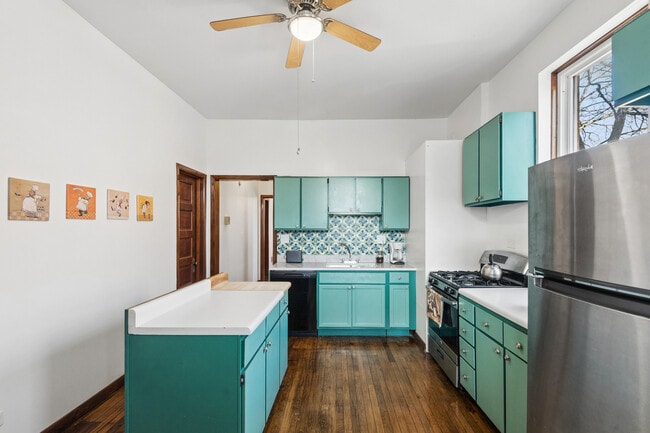 Building Photo - 4057 N Damen Ave