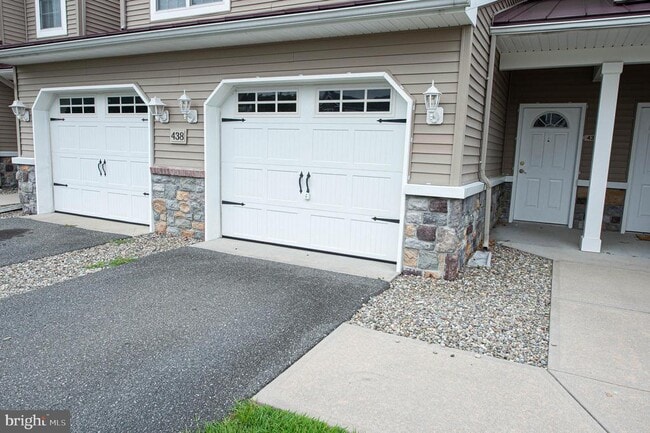 Building Photo - 438 Parkview Ct