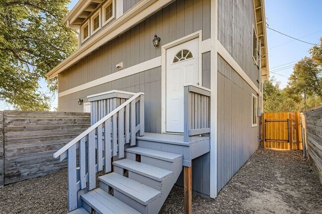 Building Photo - 515 W San Miguel St