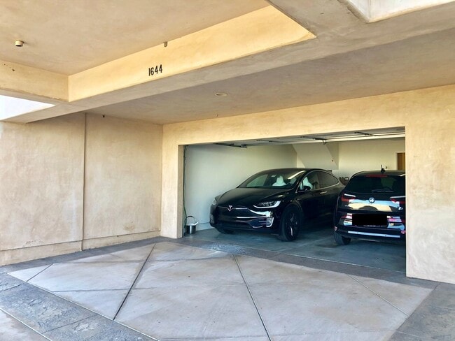 Building Photo - Lovely 3 bd/2.5 ba Townhome - Old Town Torrance!