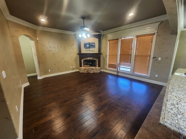 Building Photo - 4 Bedroom 2 Bath (Gardens Of Southgate)