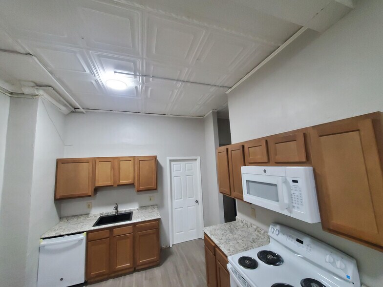 Building Photo - 552 Larimer Ave