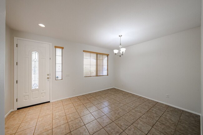 Building Photo - Charming 4 Bed 2 bath 2 Car Garage Home in...