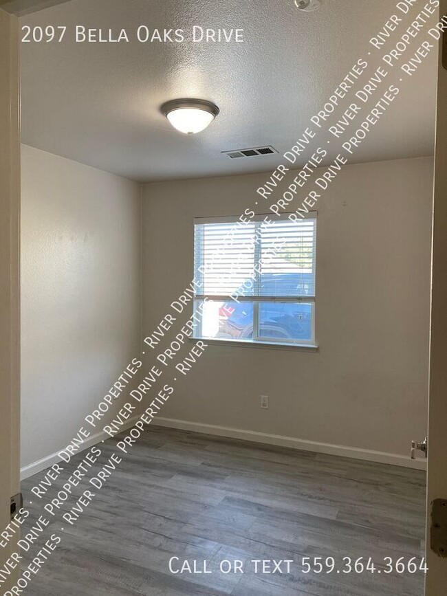 Building Photo - Three Bedroom Condo in Tulare