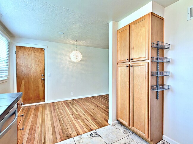 Building Photo - 12820 SW Edgewood St
