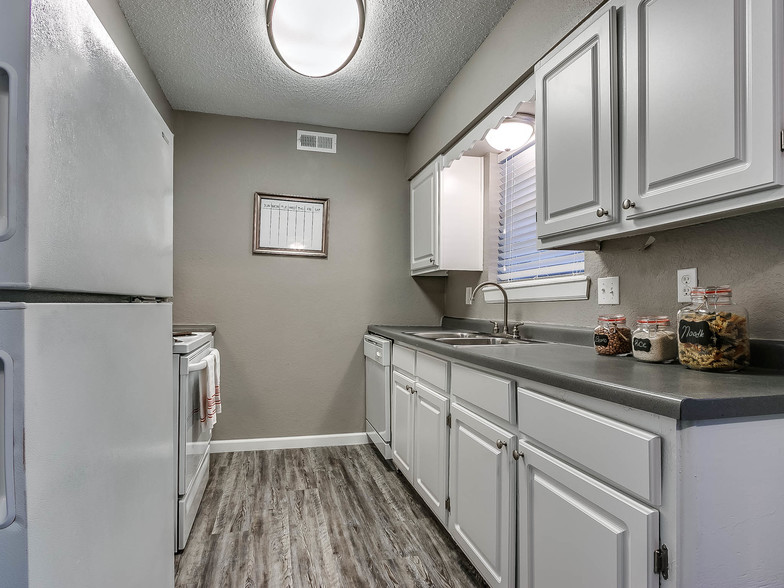 Building Photo - Heights on Forty 4