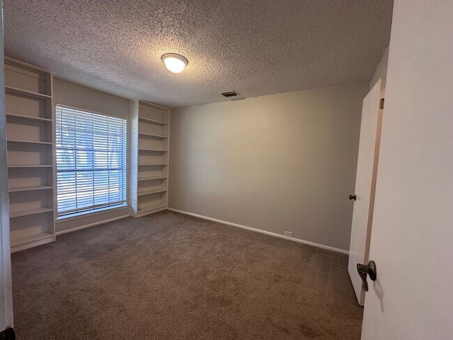 Building Photo - BEAUTIFUL WOOD FLOORING IN THIS 3 BR IN FO...