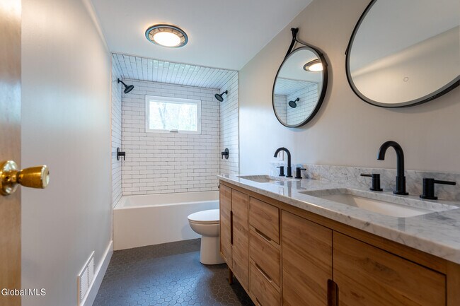 Building Photo - 3 Heather Ln