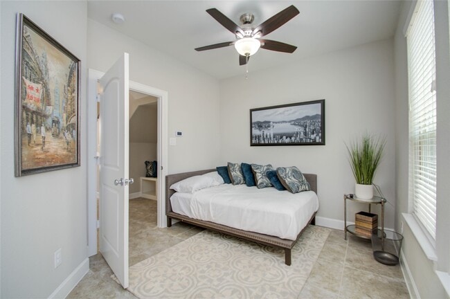 Building Photo - 2015 Royal Landing Dr