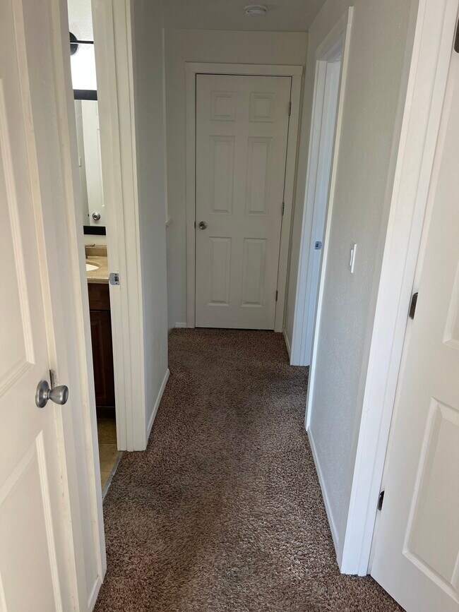 Building Photo - 1108 S Pond St