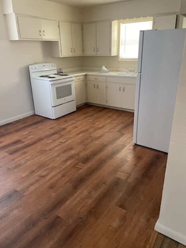 Building Photo - NICE HOME IN THE RIDGECREST AREA. PETS NEGOTIABLE WITH OWNERS APPROVALINS