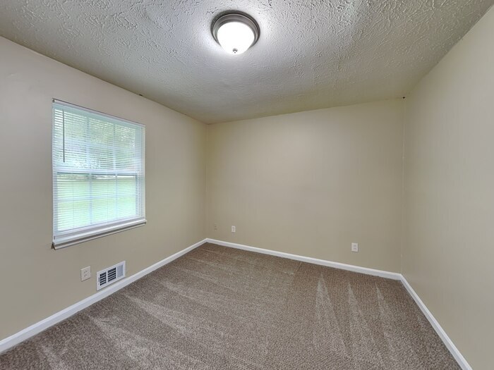 Building Photo - 2800 Alexandria Dr SW
