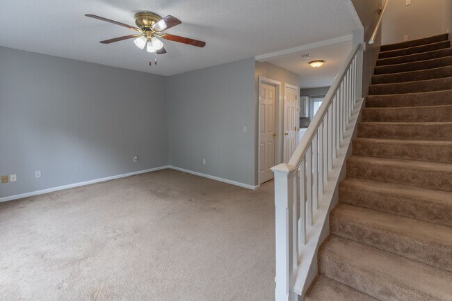 Building Photo - Multi Level Updated 2 Bedroom Condo