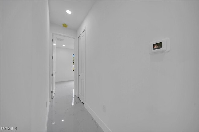 Building Photo - 708 Poinsettia Ave