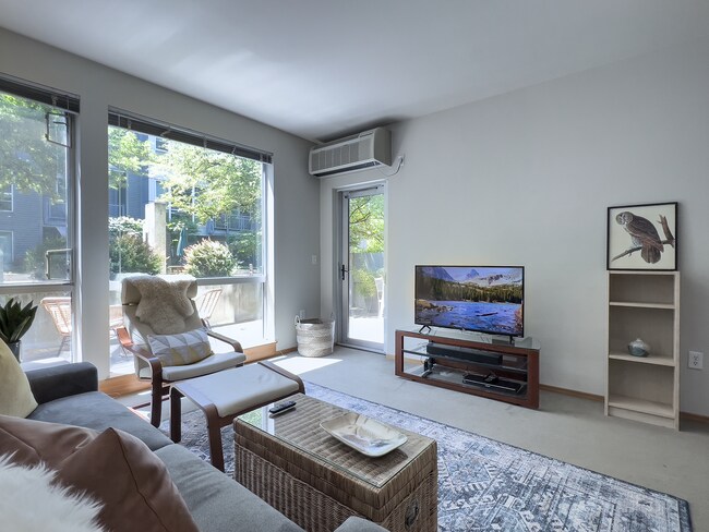 Building Photo - NW 1 Bed 1 Bath + a Den in the Pearl District! Includes W/D, Garage Parking and Storage!