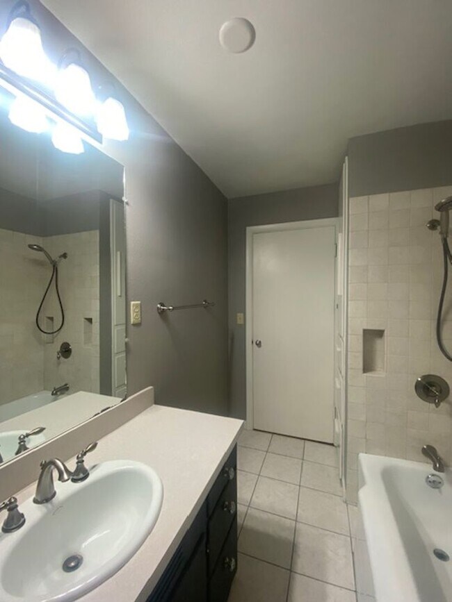 Building Photo - Charming 3 Bedroom Home Lebanon Home with Large Fenced Yard! **$500.00 Off First Full Month's Ren...