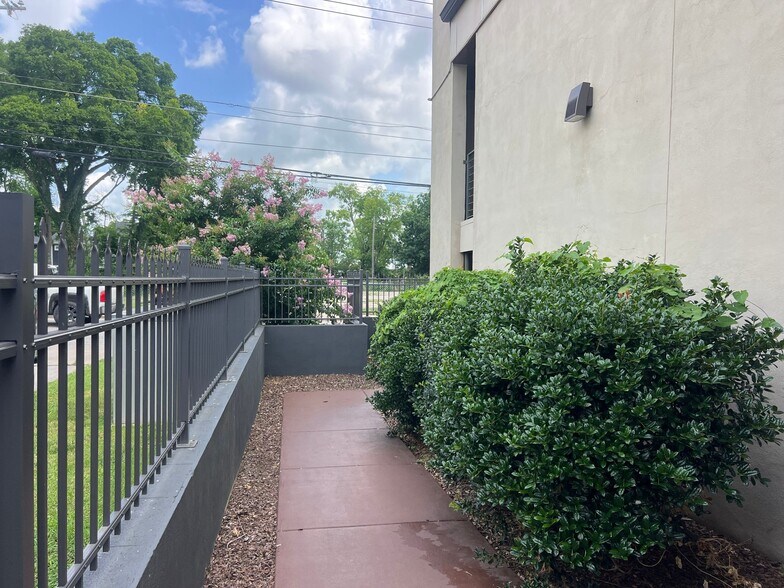 Building Photo - 2507 Clifton Ave