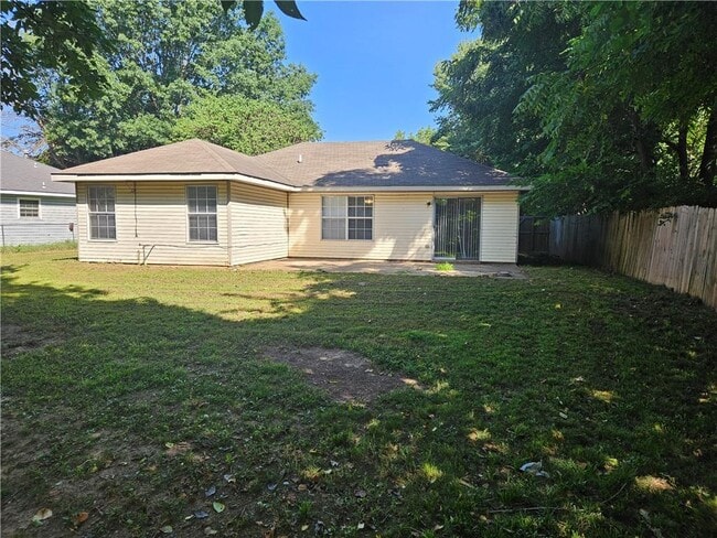 Building Photo - 1901 Dogwood Pl