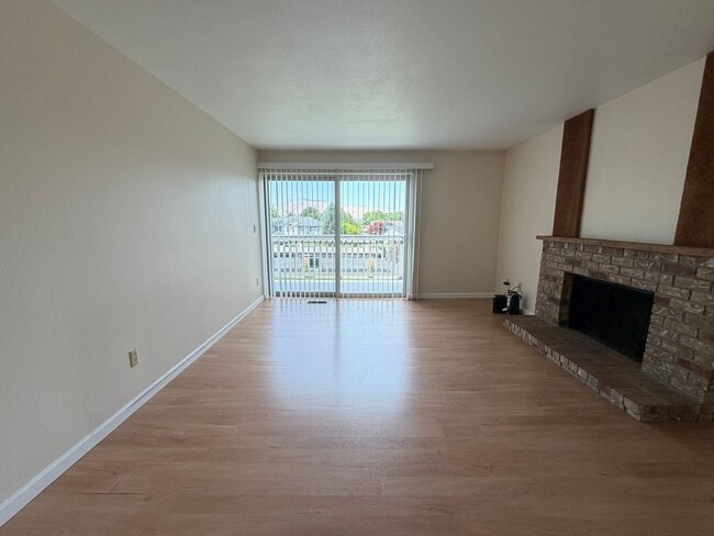 Building Photo - Now renting 2 bedroom 1.5 bathrooms Condo at Castlerock