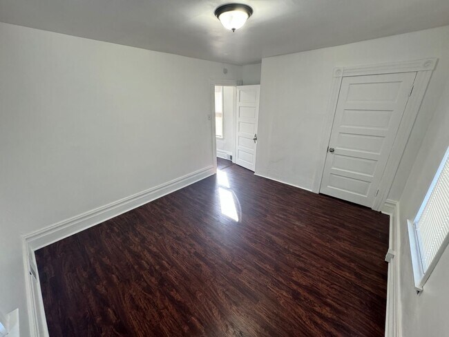 Building Photo - Spacious 4-Bed 2-Bath House!!