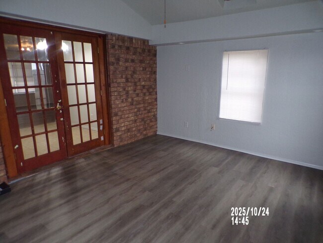 Building Photo - Very Nice home located in the Sullivan Vil...