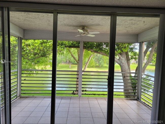 Building Photo - 4261 W Palm Aire Dr
