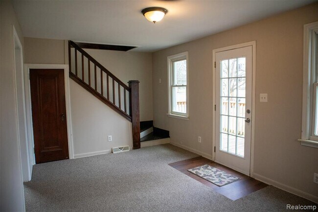 Building Photo - 604 Trombley Rd