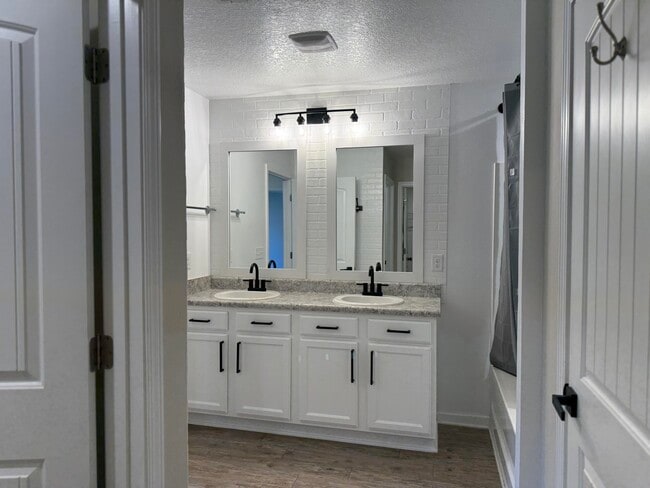 Building Photo - 351 Merlin Ct