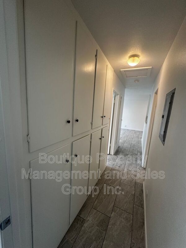 Building Photo - 301 N Tustin Ave