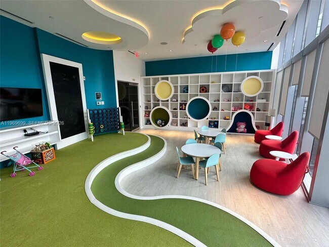 Building Photo - 851 NE 1st Ave