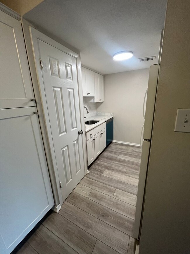Building Photo - Condominium in Greenbrier. Available immediately! Conveniently located near the U of M. Newly ren...