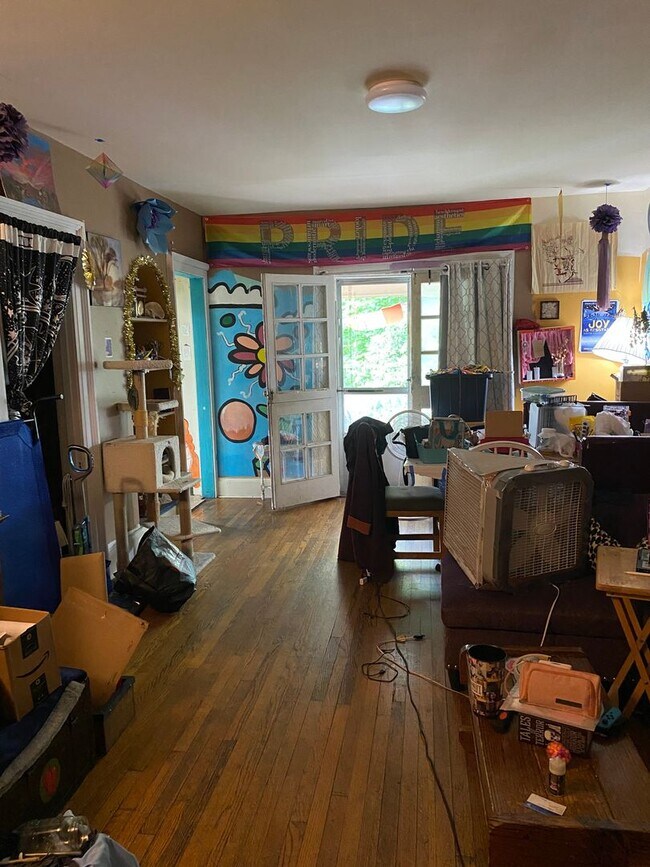 Building Photo - Available 6/1/26 - Spacious Apartment With...