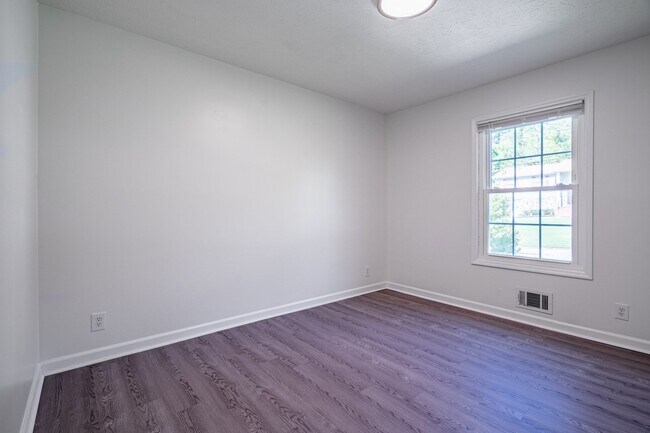 Building Photo - Stunningly renovated 4 bedroom 3 bathroom ...