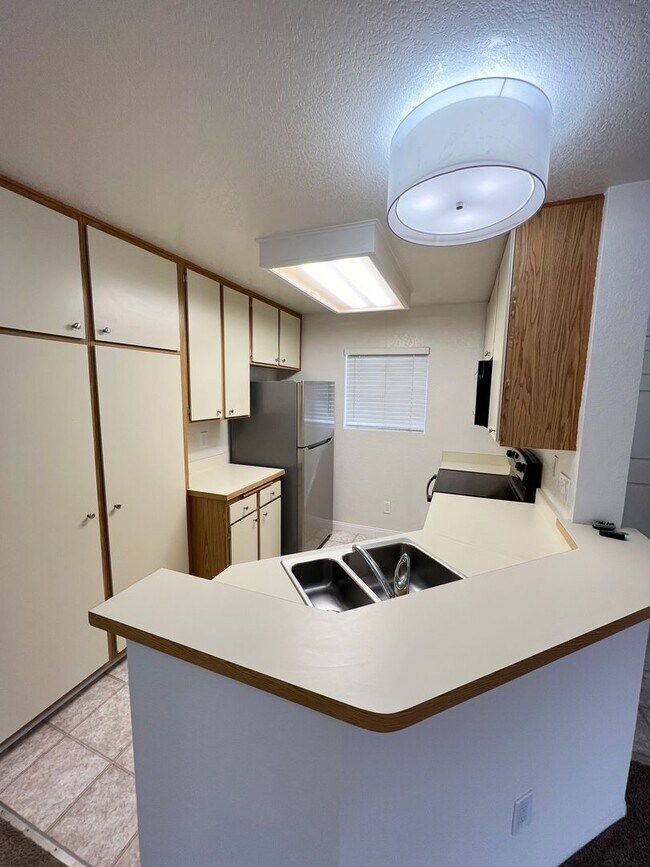 Building Photo - 2 Bed/2 Bath Third Level Condo at City Scene!
