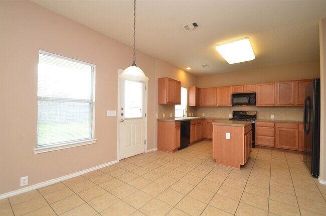 Building Photo - 915 Butterfly Ln